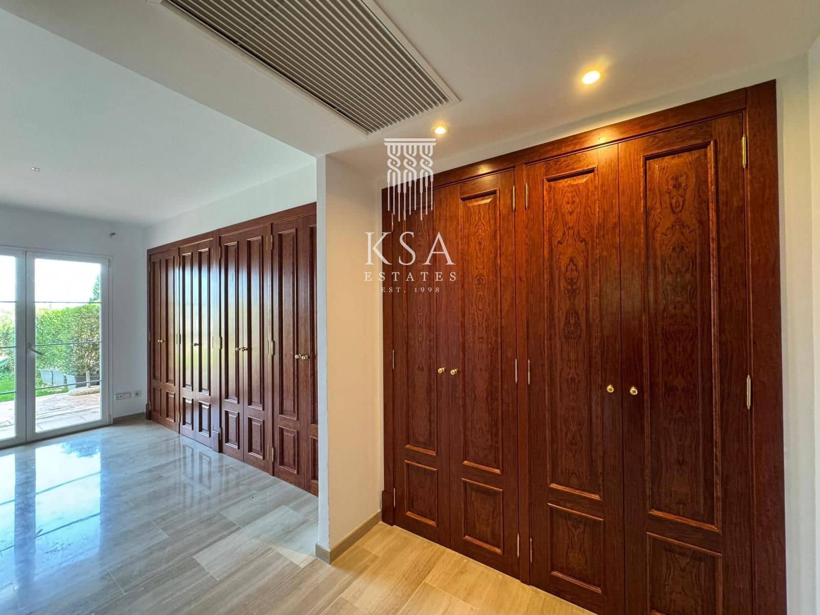 2 bedroom Flat for sale in Bendinat with pool garage - € 900,000 (Ref: 9386036)