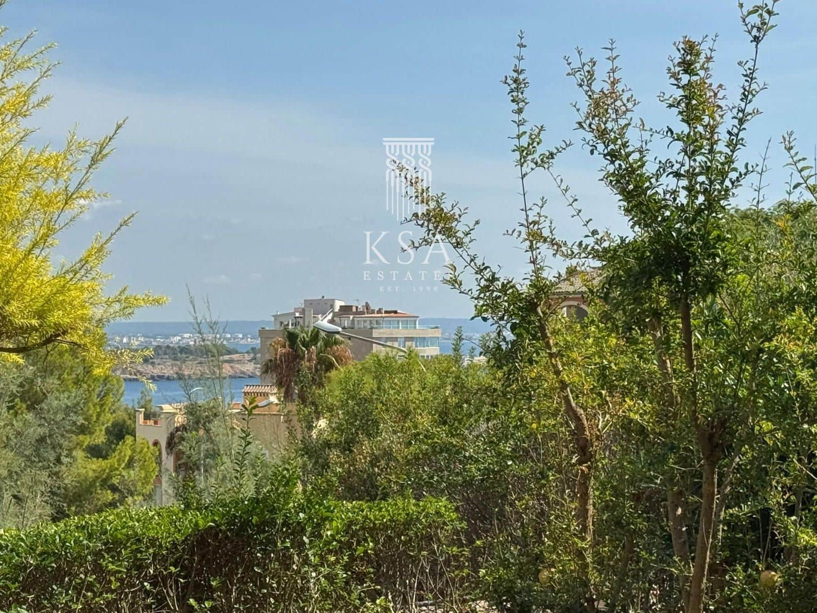 2 bedroom Flat for sale in Bendinat with pool garage - € 900,000 (Ref: 9386036)