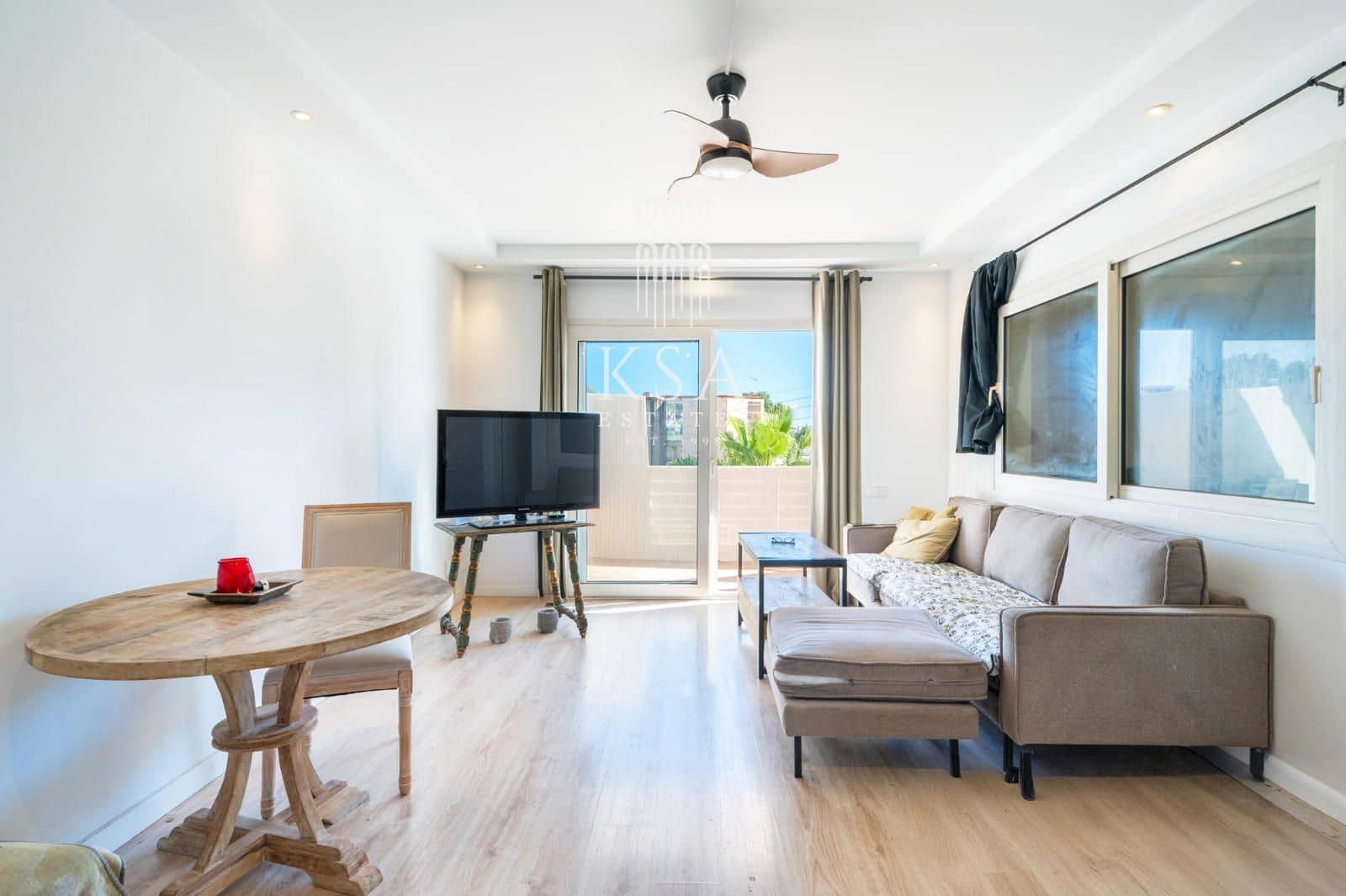 2 bedroom Flat for sale in Palma de Mallorca with pool - € 359,000 (Ref: 9622993)