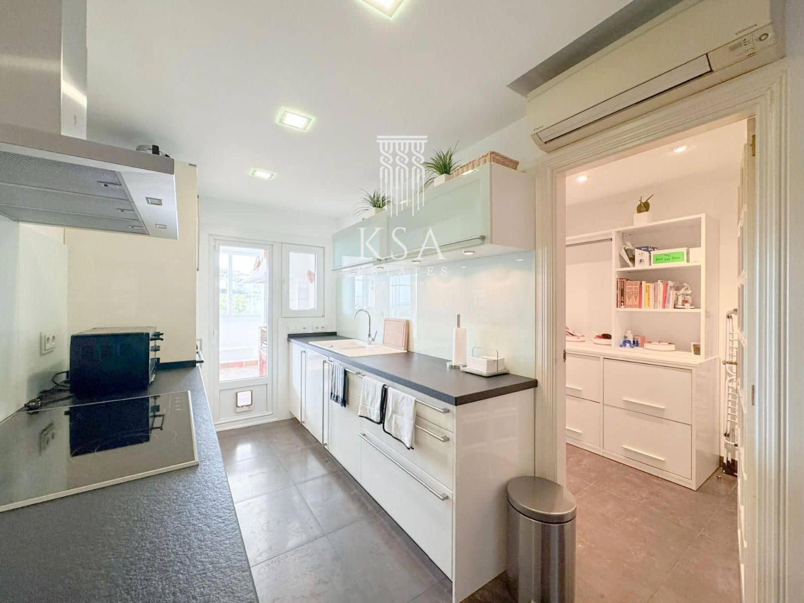 4 makuuhuone Asunto myytävänä paikassa Cas Catala mukana uima-altaan 
autotalli - 1 400 000 € (Ref: 9622994)