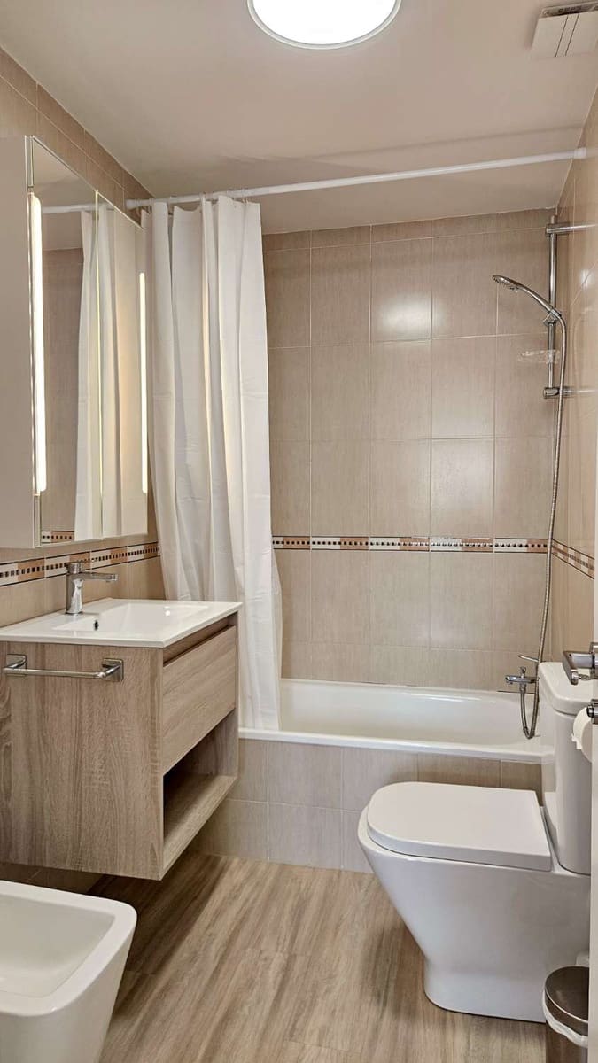 3 slaapkamer Flat te huur in La Herradura met garage - € 1.300 (Ref: 10088940)