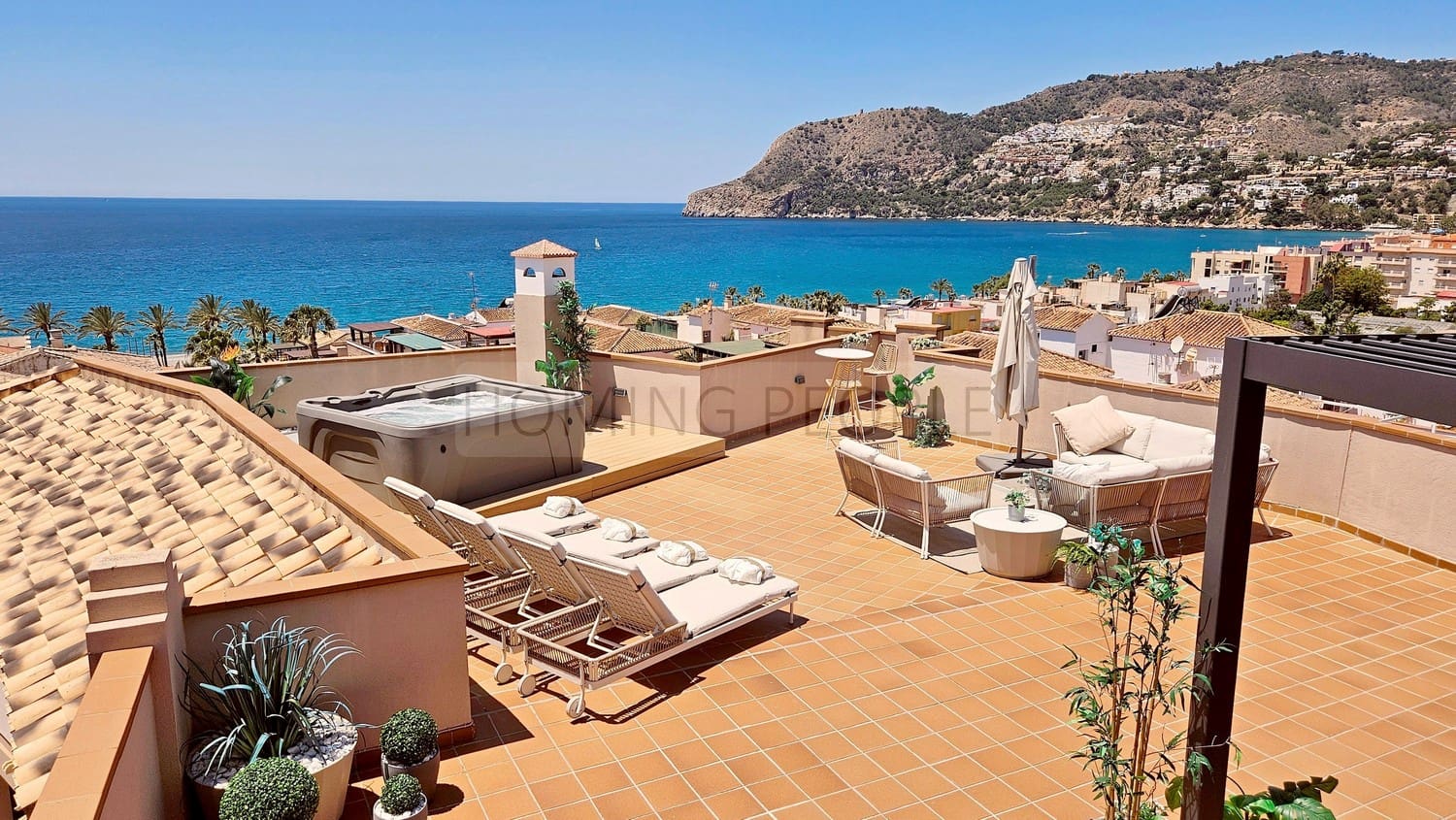 2 bedroom Apartment for rent in La Herradura with garage - € 2,300 (Ref: 8579447)
