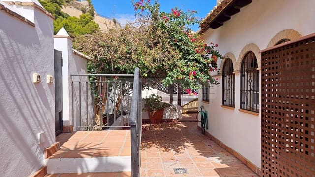 4 slaapkamer Rijtjeshuis te koop in La Herradura, Almuñécar met garage - € 365.000 (Ref: 9251908)
