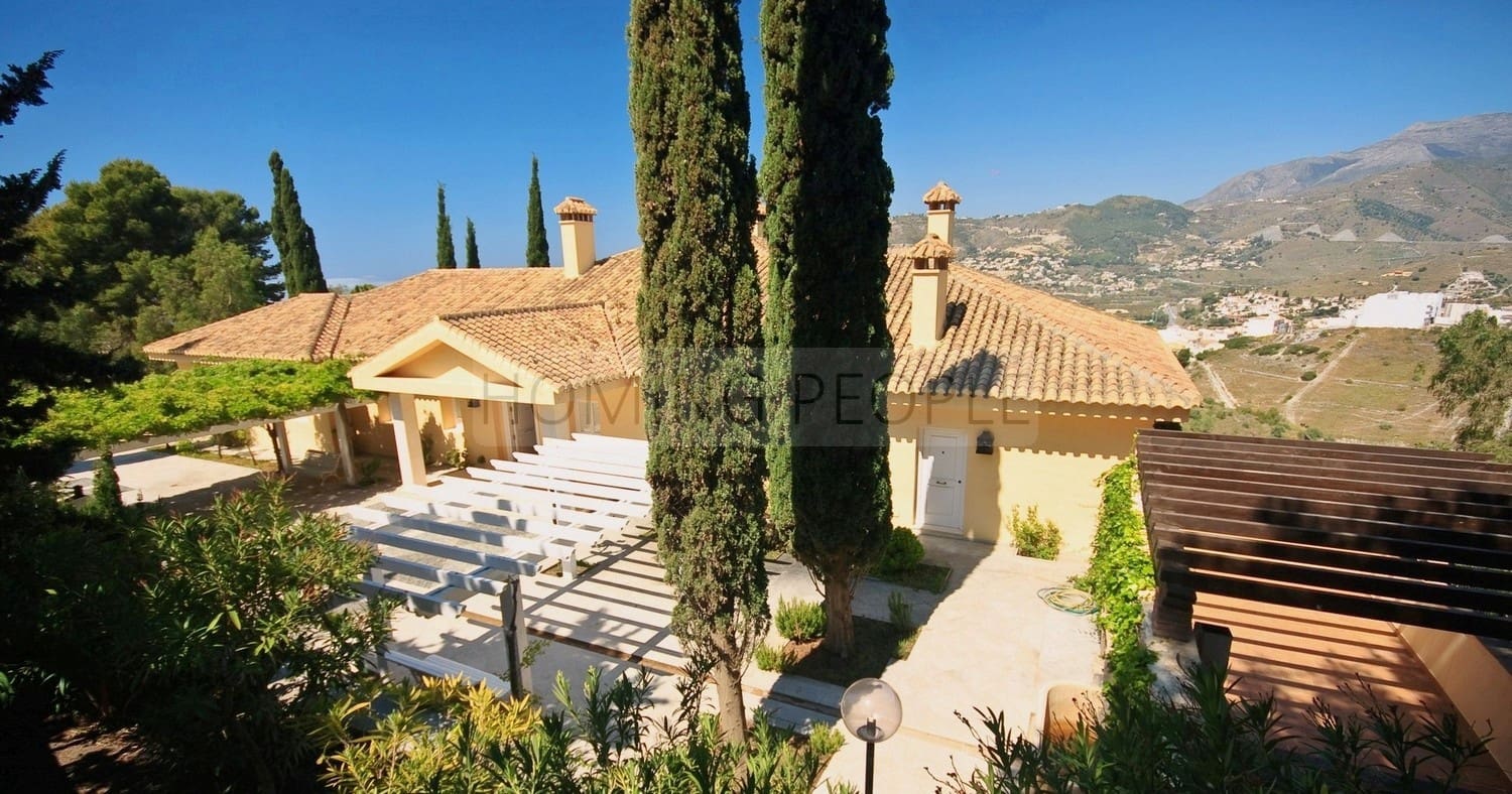 5 bedroom Villa for rent in La Herradura with pool garage - € 5,000 (Ref: 9719684)
