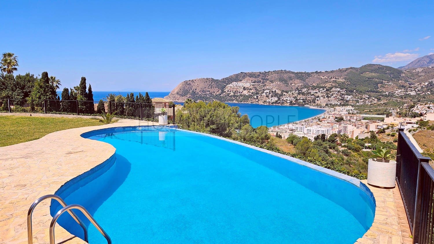 5 bedroom Villa for rent in La Herradura with pool garage - € 5,000 (Ref: 9719684)
