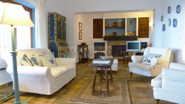 4 bedroom Villa for rent in La Herradura, Almuñécar with pool garage - € 3,000 (Ref: 9719685)