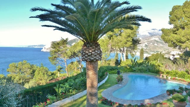 4 bedroom Villa for rent in La Herradura, Almuñécar with pool garage - € 3,000 (Ref: 9719685)