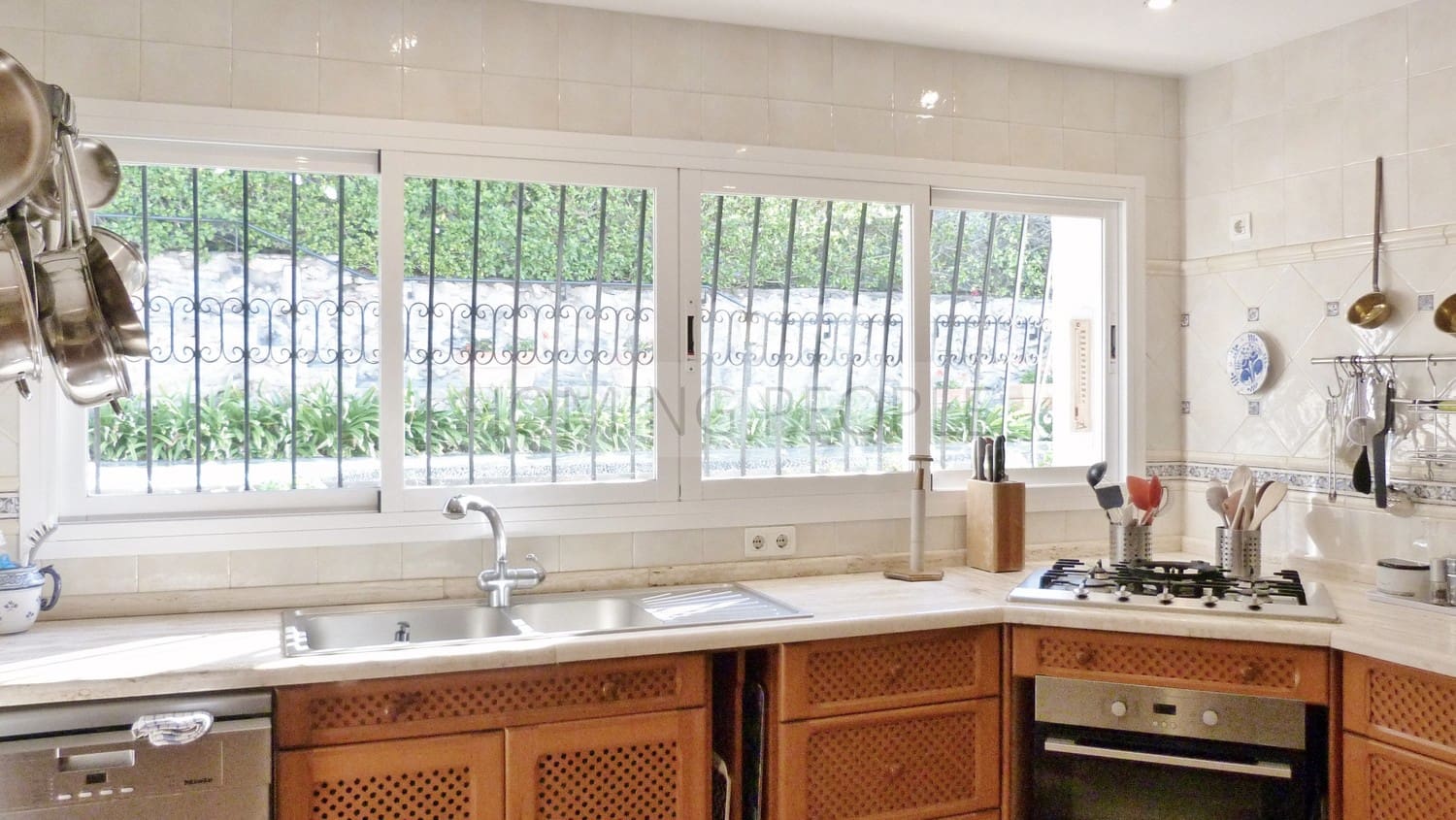 4 bedroom Villa for rent in La Herradura with pool garage - € 3,000 (Ref: 9719685)