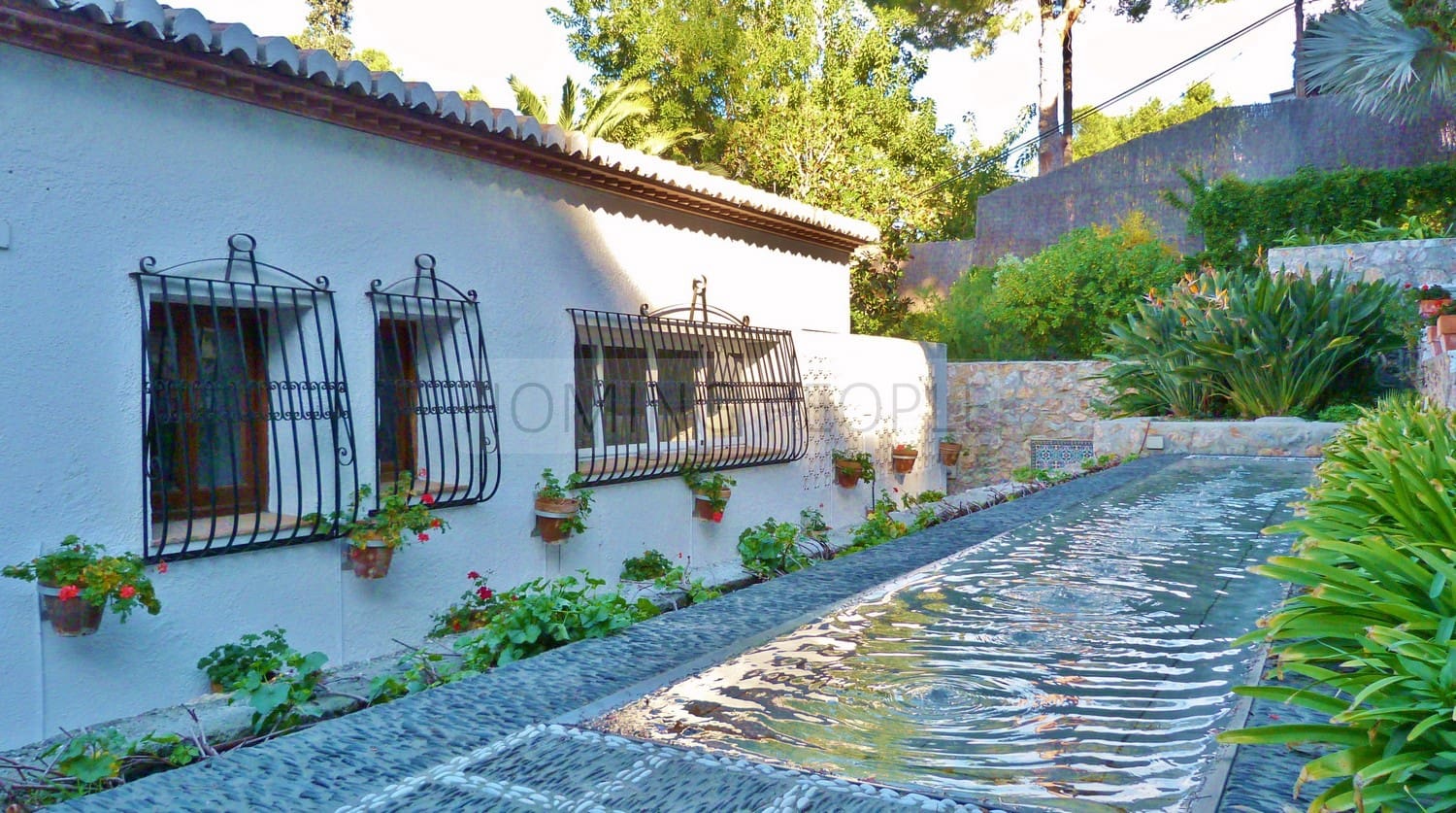 4 bedroom Villa for rent in La Herradura with pool garage - € 3,000 (Ref: 9719685)