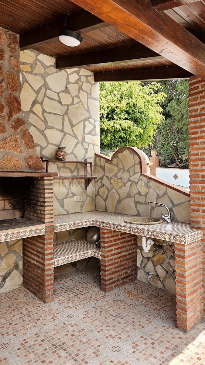 4 bedroom Villa for rent in Jete with pool garage - € 3,500 (Ref: 9780219)