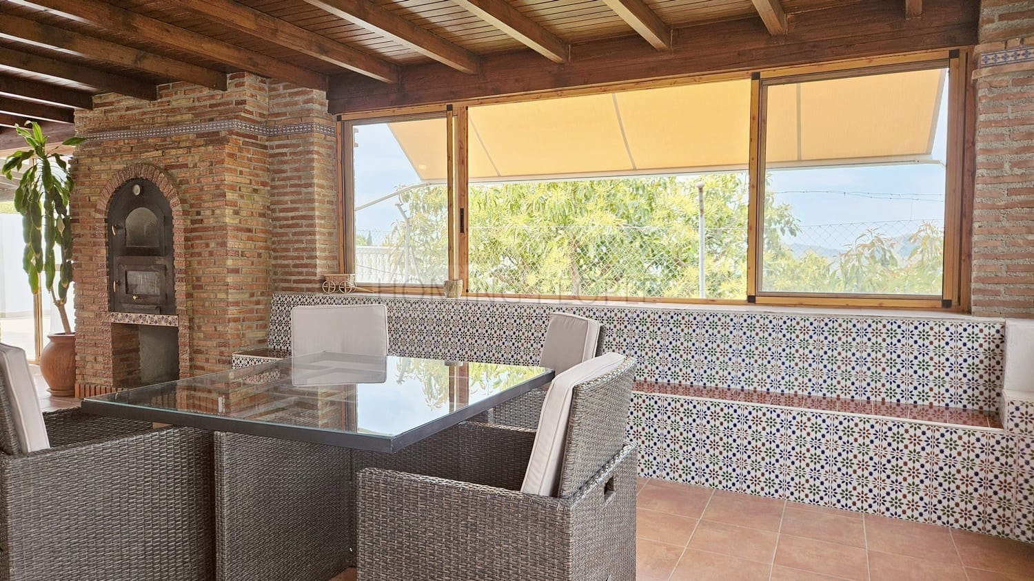 4 bedroom Villa for rent in Jete with pool garage - € 3,500 (Ref: 9780219)