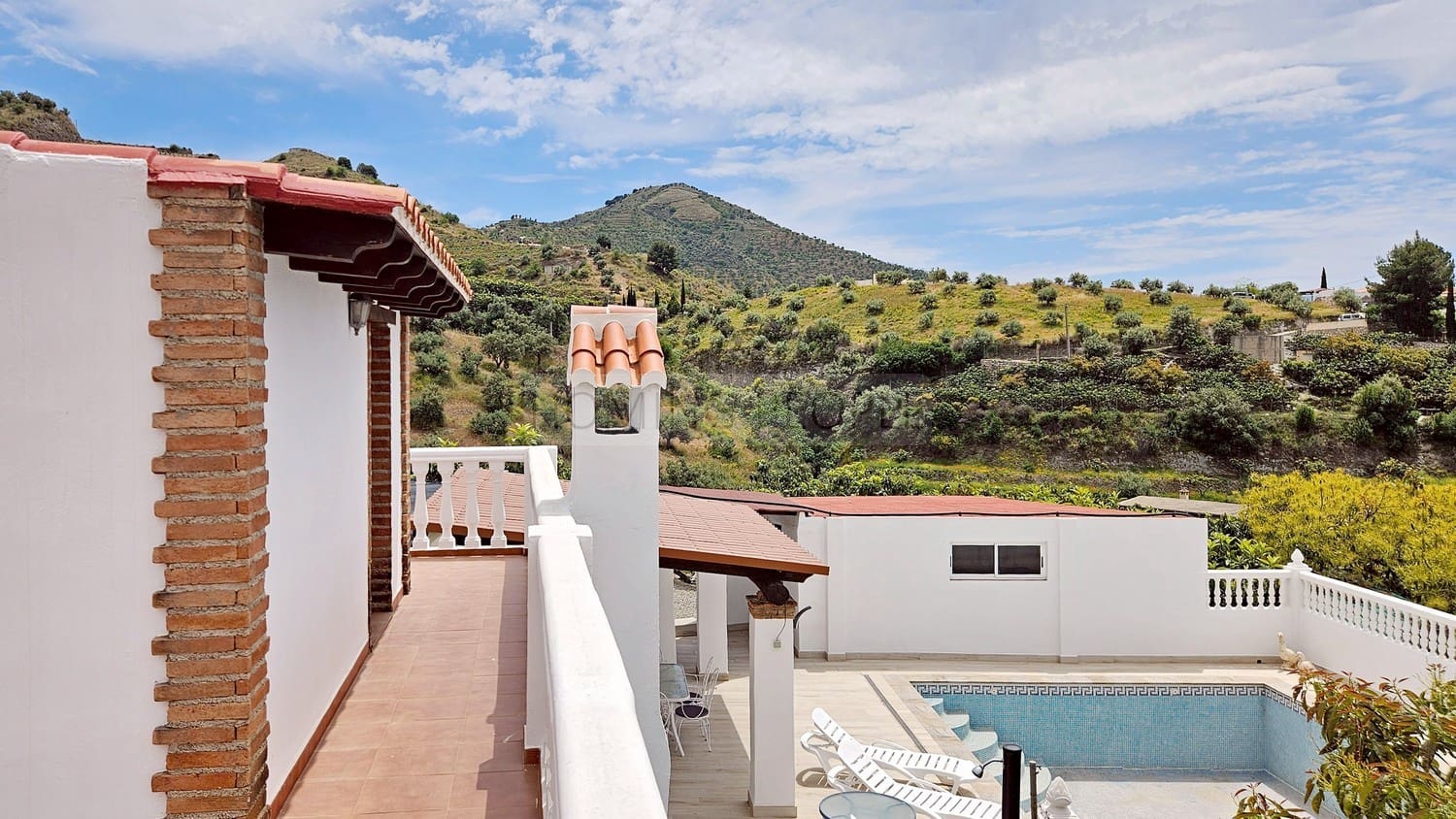 4 bedroom Villa for rent in Jete with pool garage - € 3,500 (Ref: 9780219)