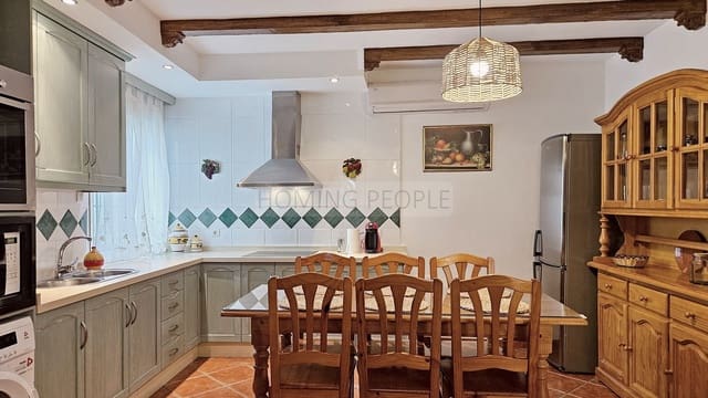 4 bedroom Villa for rent in Jete with pool garage - € 3,500 (Ref: 9780219)