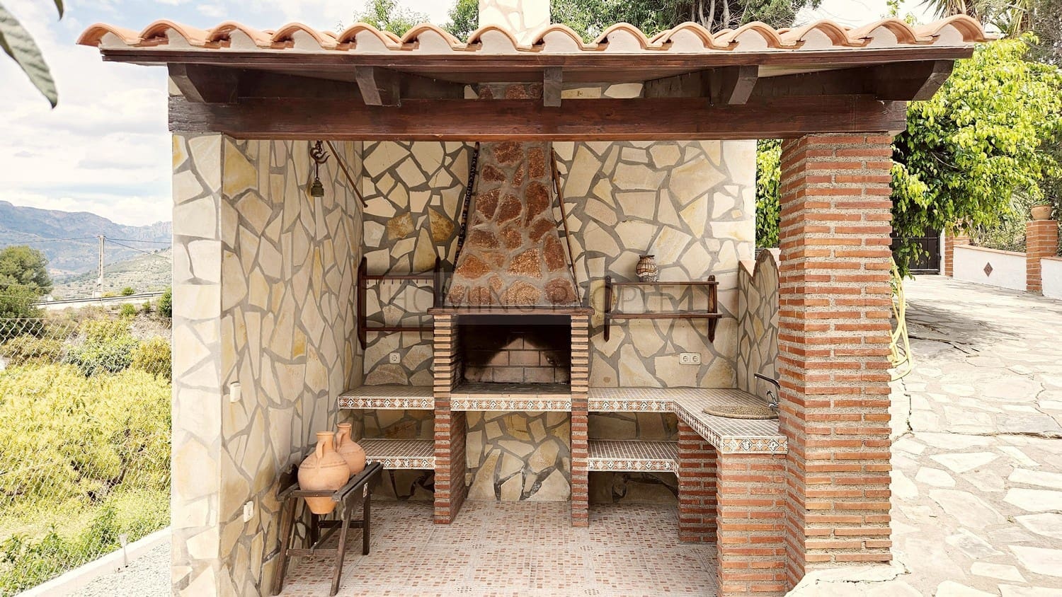 4 bedroom Villa for rent in Jete with pool garage - € 3,500 (Ref: 9780219)