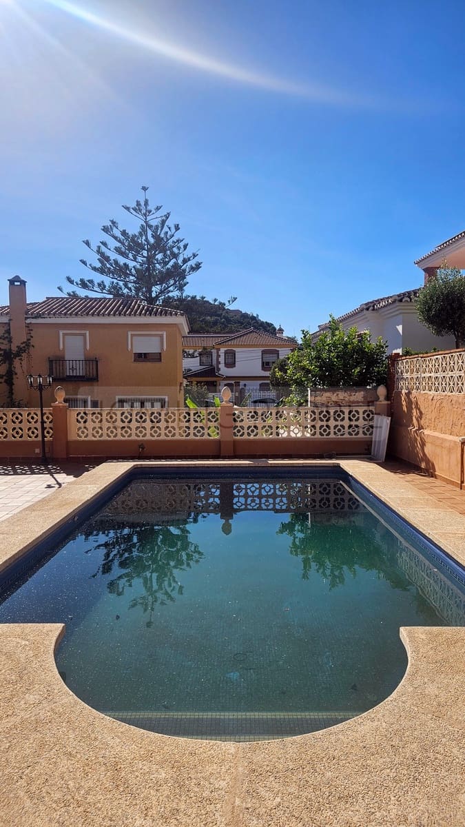 5 bedroom Villa for rent in Rincon de la Victoria with pool garage - € 3,500 (Ref: 9787025)