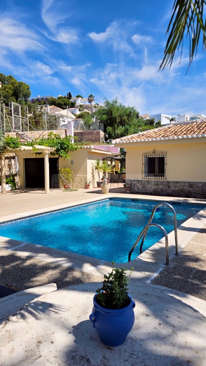 3 quarto Moradia para arrendar em Cotobro com piscina garagem - 1 900 € (Ref: 9928865)