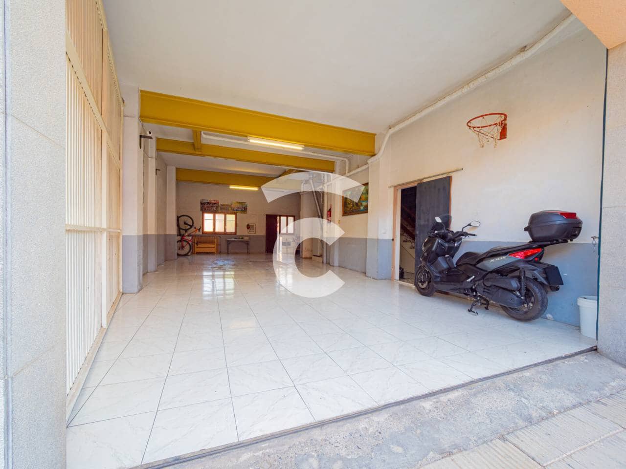 8 bedroom Townhouse for sale in Manlleu with garage - € 395,000 (Ref: 10170400)