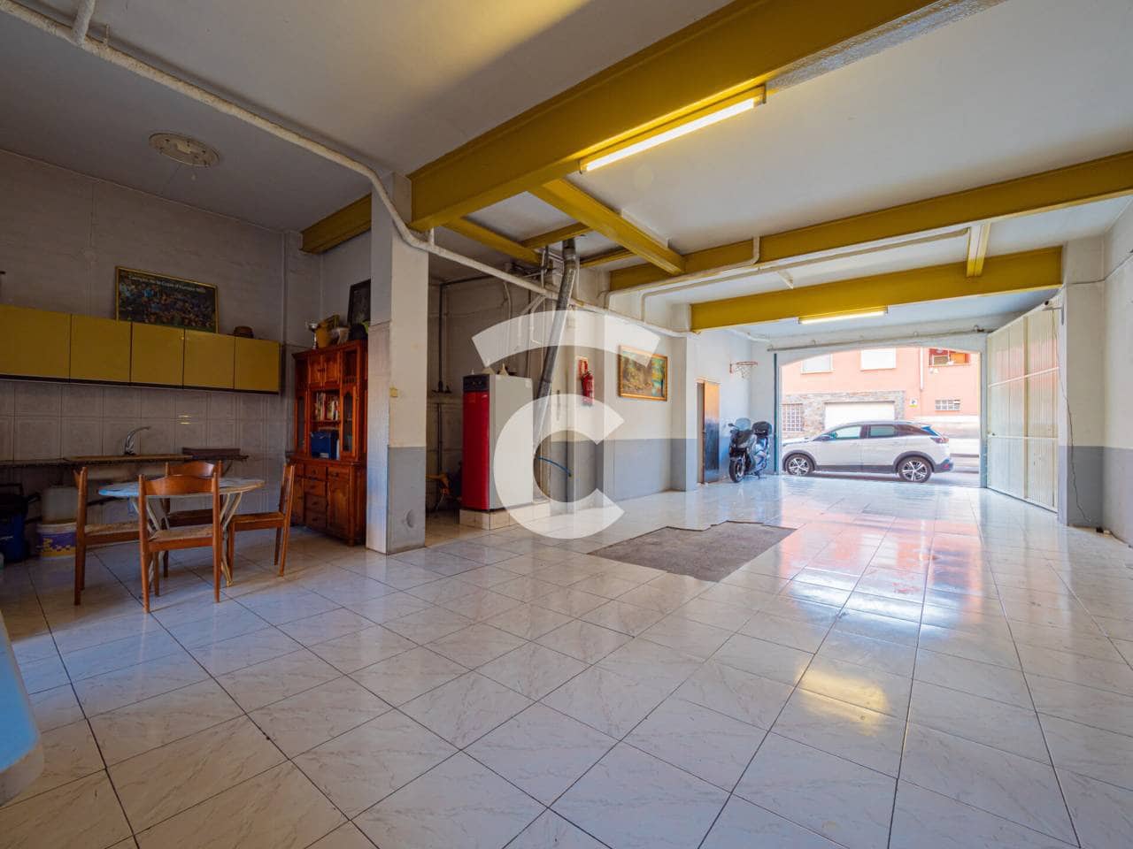 8 bedroom Townhouse for sale in Manlleu with garage - € 395,000 (Ref: 10170400)