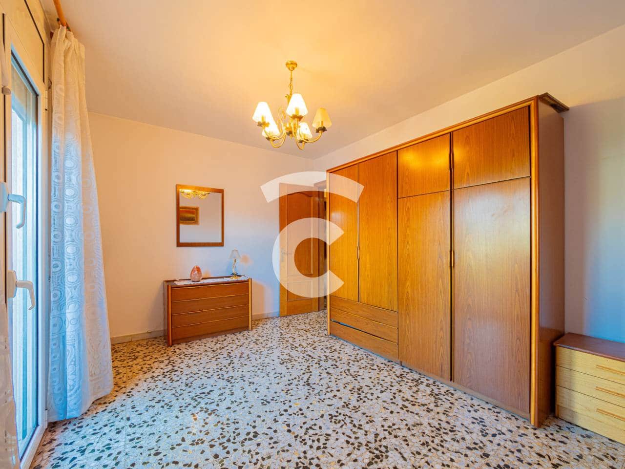 8 bedroom Townhouse for sale in Manlleu with garage - € 395,000 (Ref: 10170400)