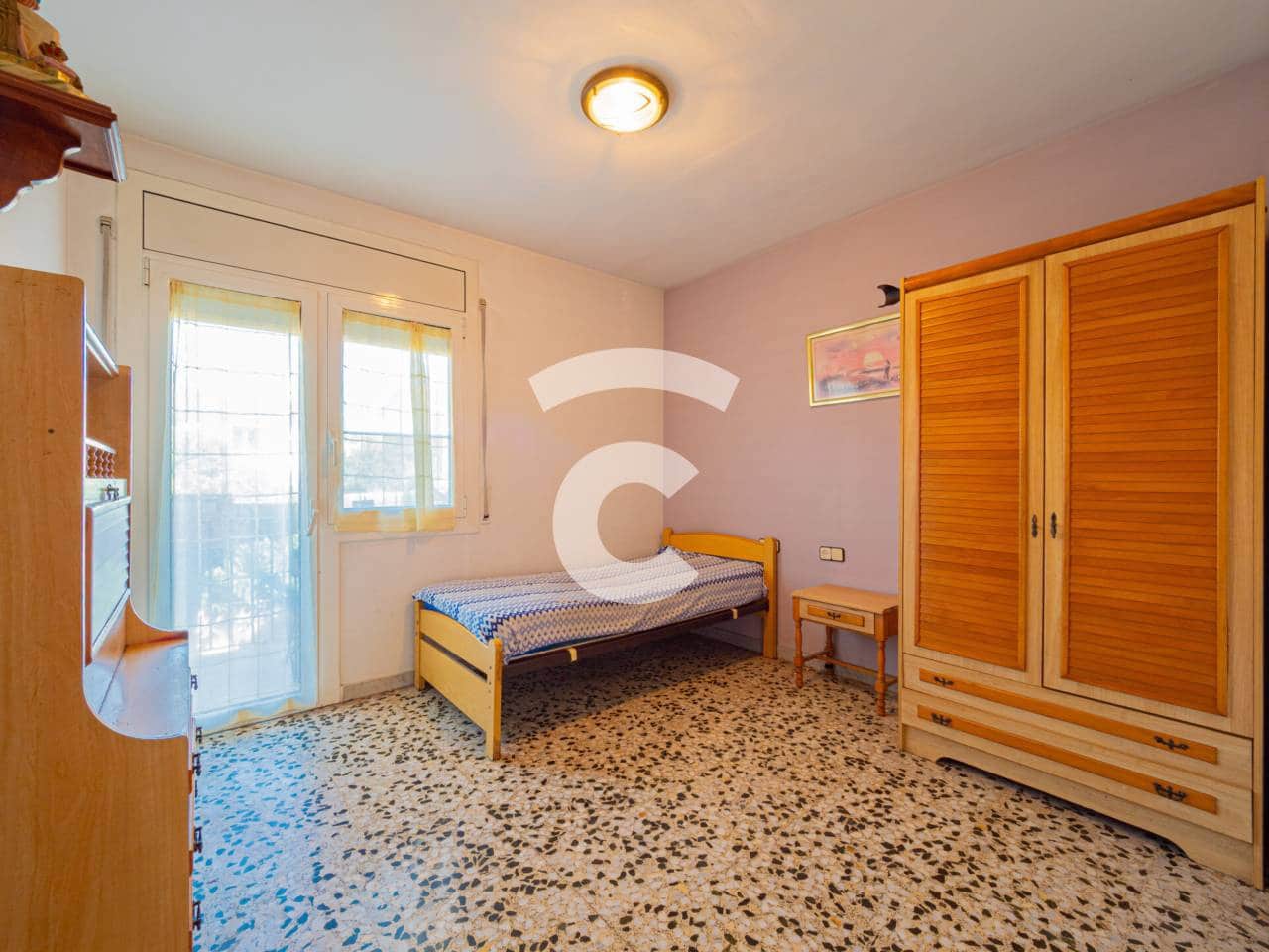 8 bedroom Townhouse for sale in Manlleu with garage - € 395,000 (Ref: 10170400)