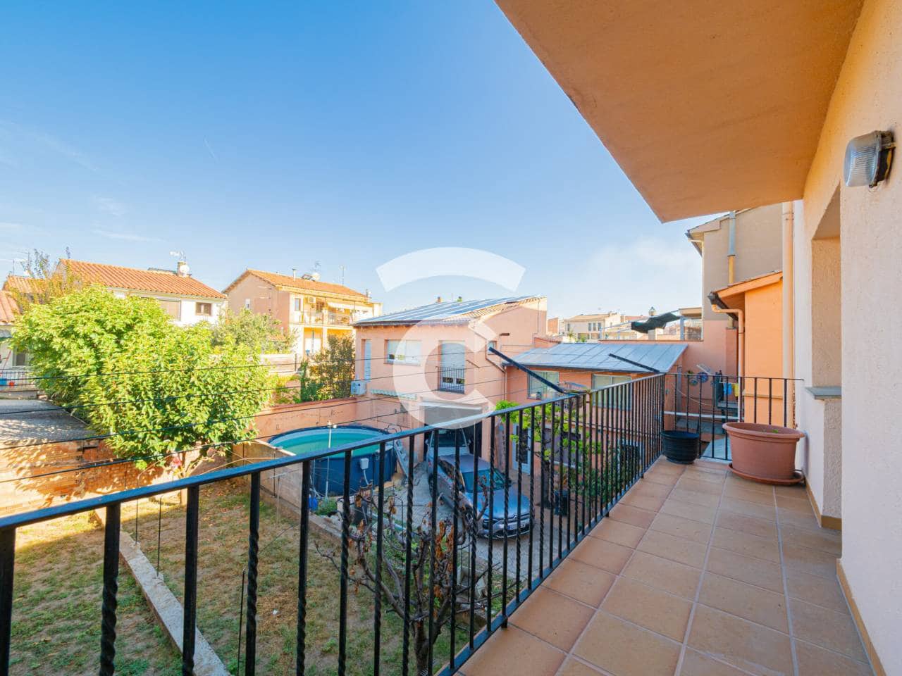 8 bedroom Townhouse for sale in Manlleu with garage - € 395,000 (Ref: 10170400)