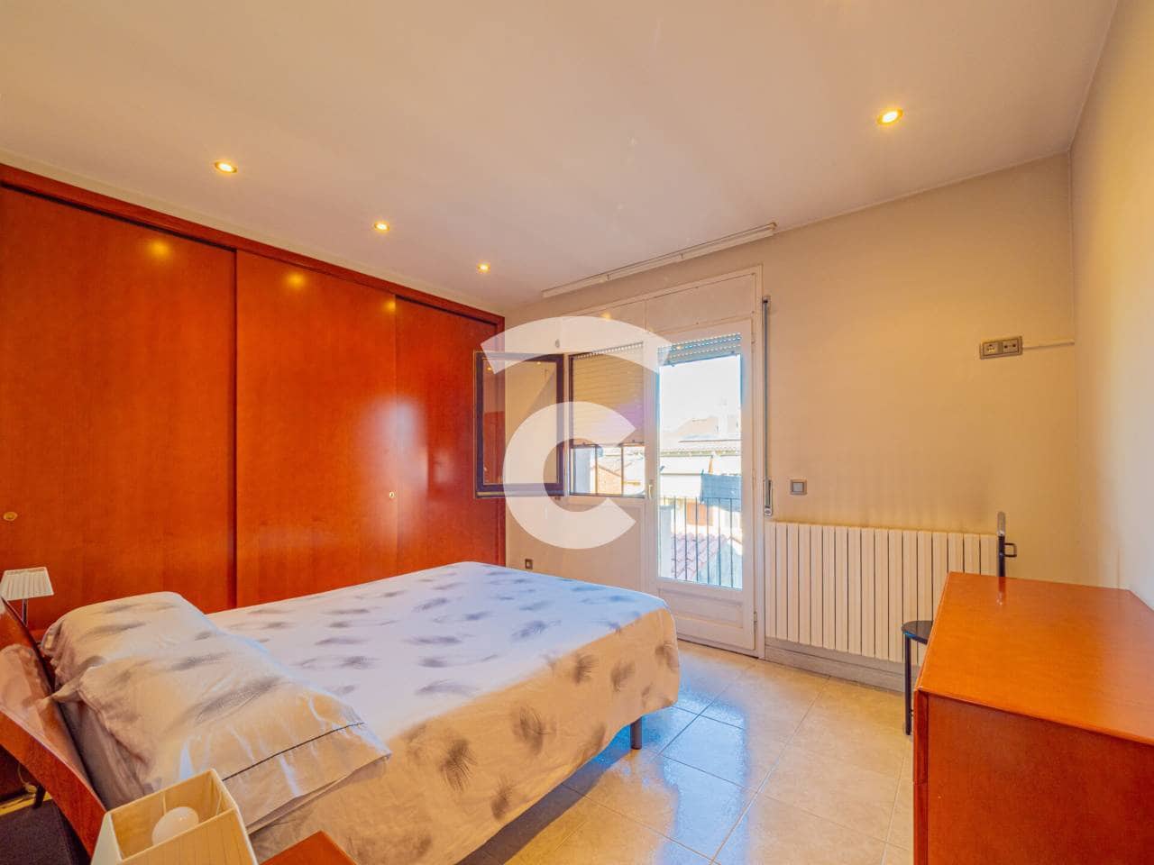 8 bedroom Townhouse for sale in Manlleu with garage - € 395,000 (Ref: 10170400)