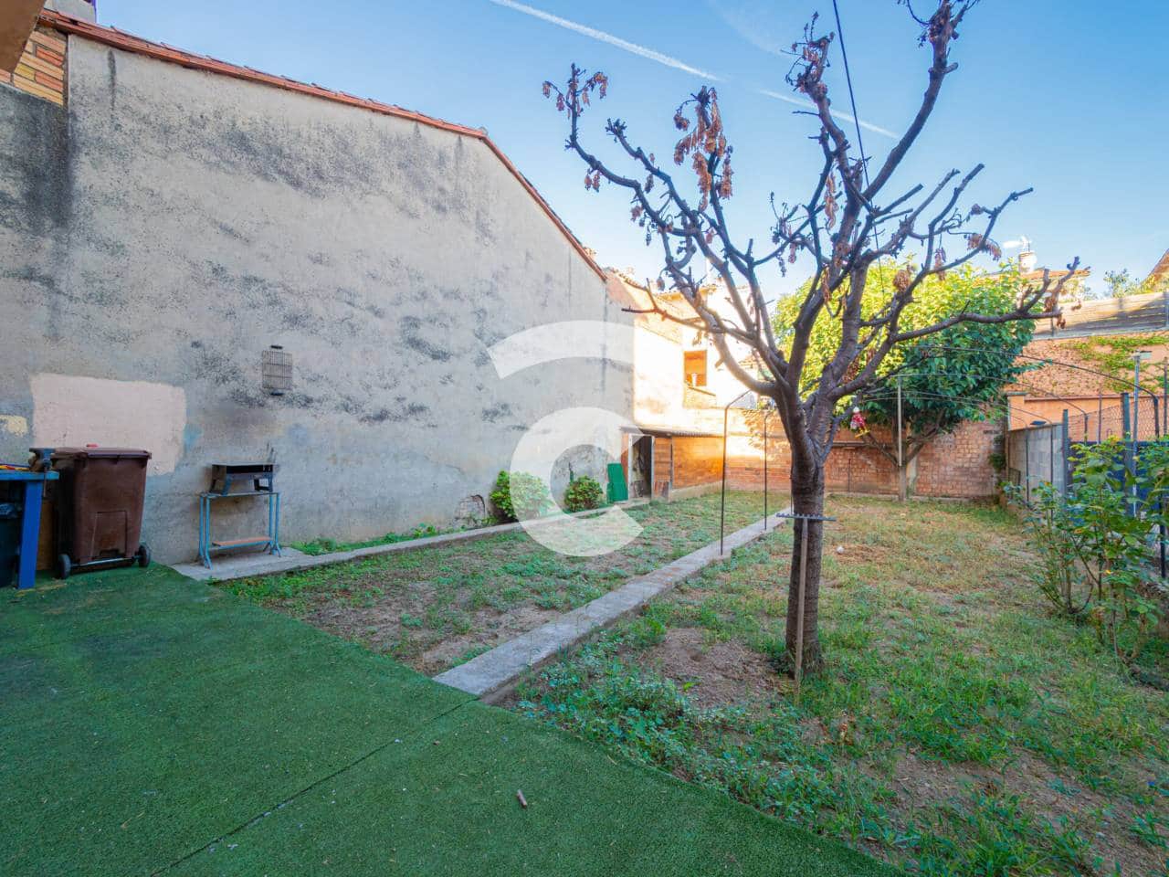 8 bedroom Townhouse for sale in Manlleu with garage - € 395,000 (Ref: 10170400)