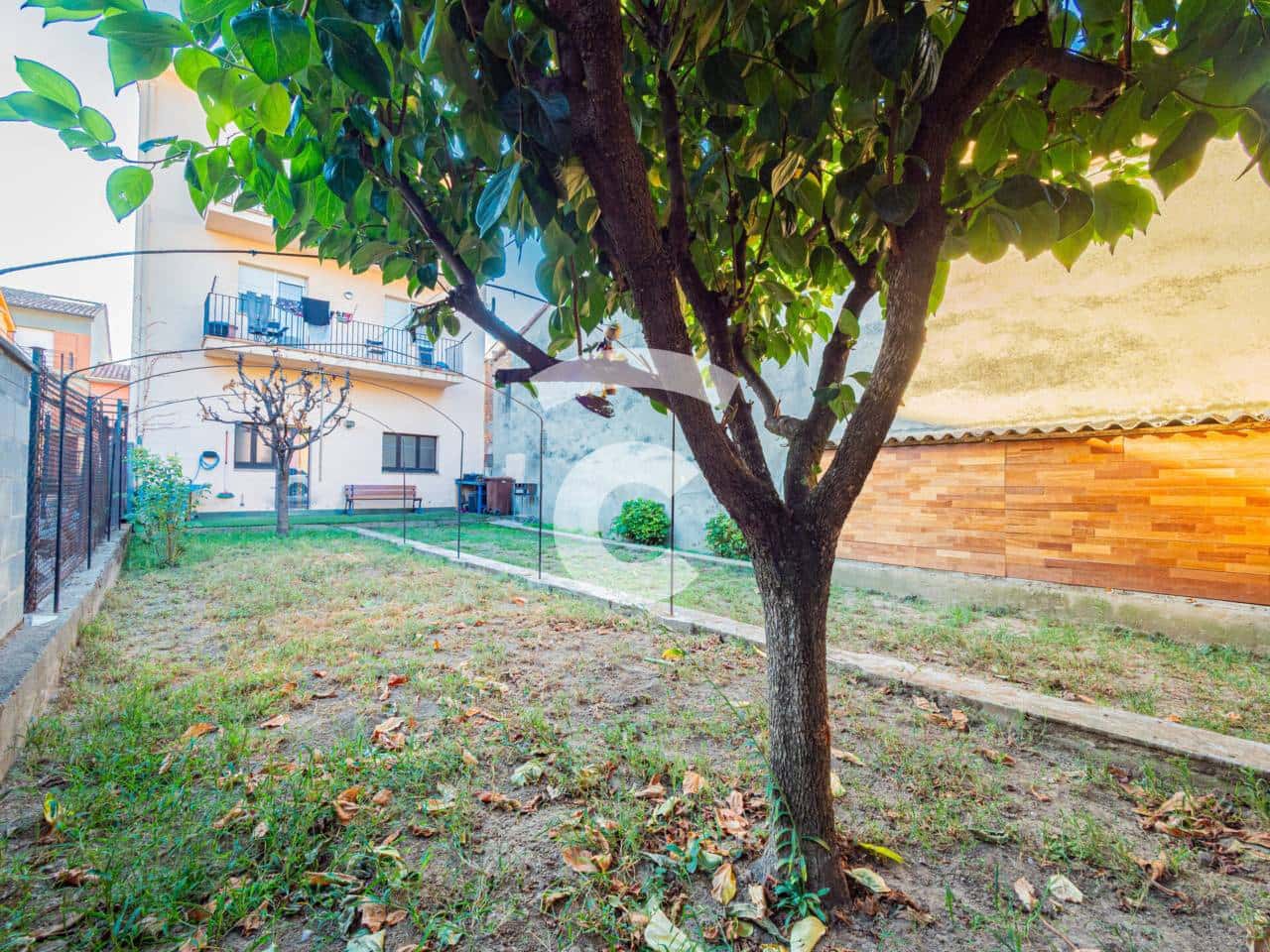 8 bedroom Townhouse for sale in Manlleu with garage - € 395,000 (Ref: 10170400)