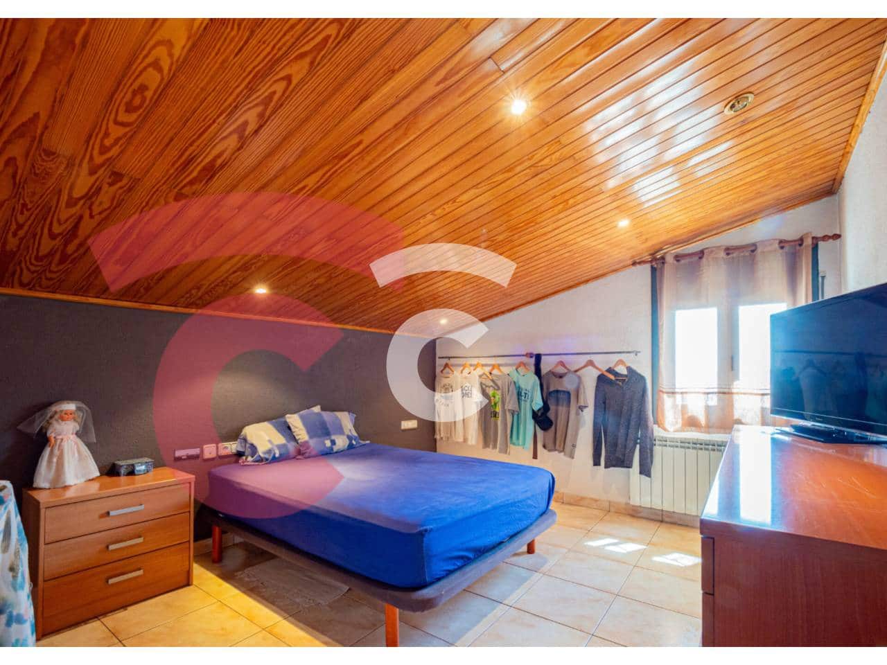 3 makuuhuone Asunto myytävänä paikassa Gurb mukana 
autotalli - 280 000 € (Ref: 9331134)