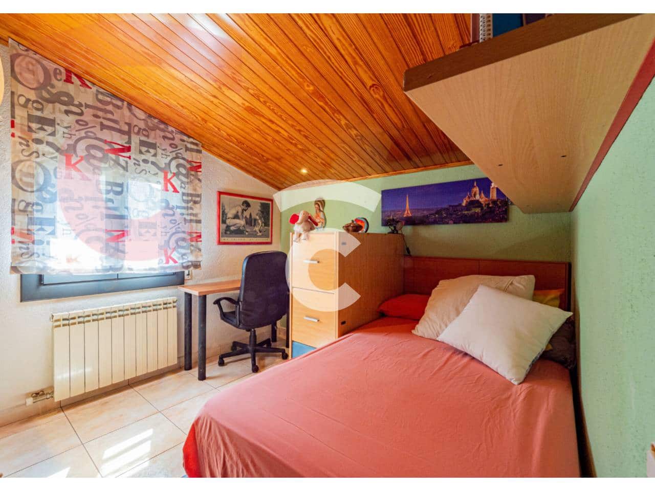 3 makuuhuone Asunto myytävänä paikassa Gurb mukana 
autotalli - 280 000 € (Ref: 9331134)