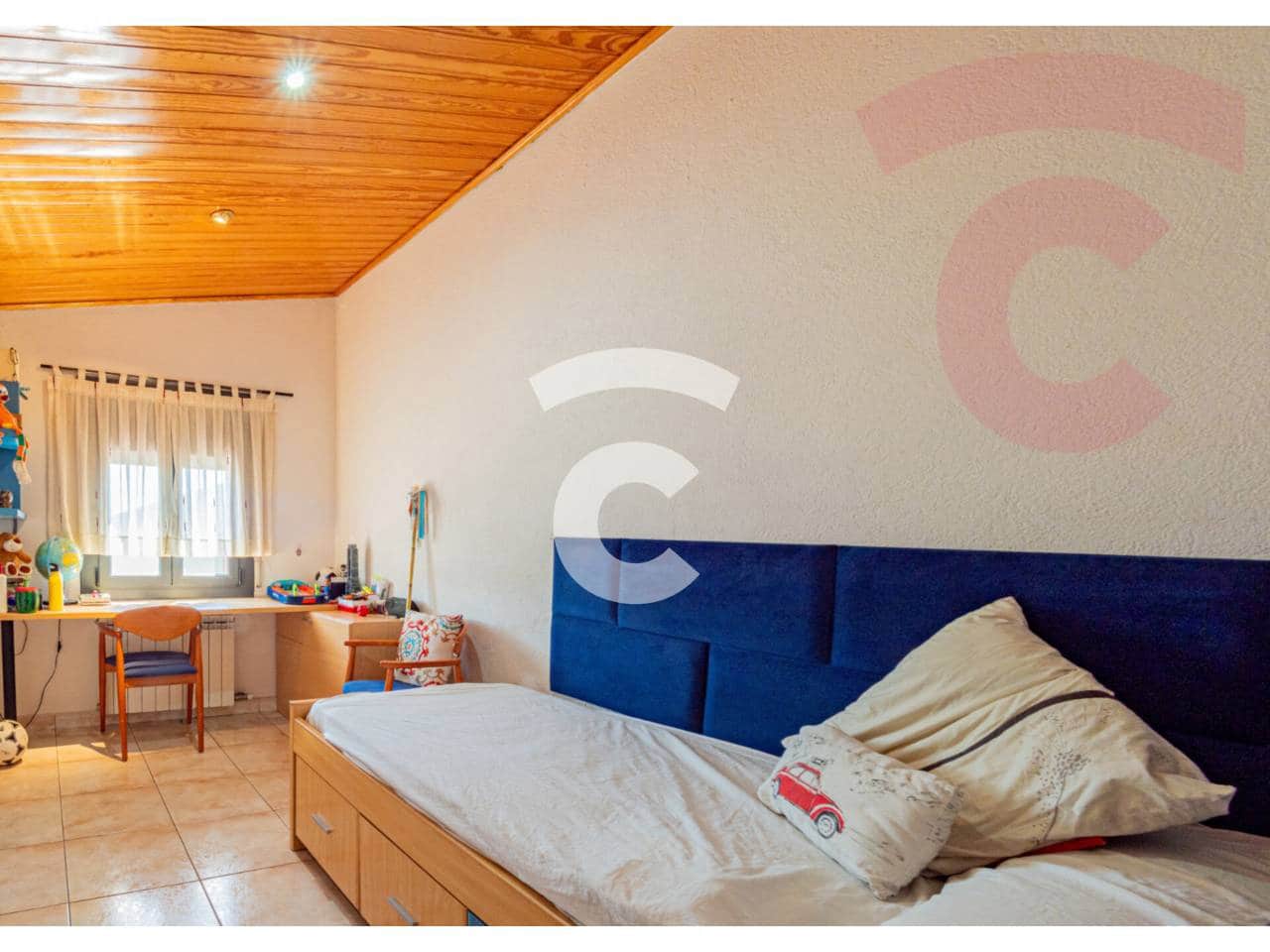 3 makuuhuone Asunto myytävänä paikassa Gurb mukana 
autotalli - 280 000 € (Ref: 9331134)