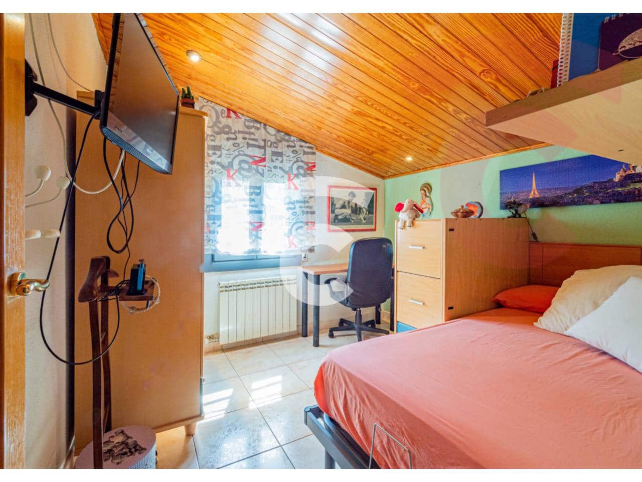 3 makuuhuone Asunto myytävänä paikassa Gurb mukana 
autotalli - 280 000 € (Ref: 9331134)