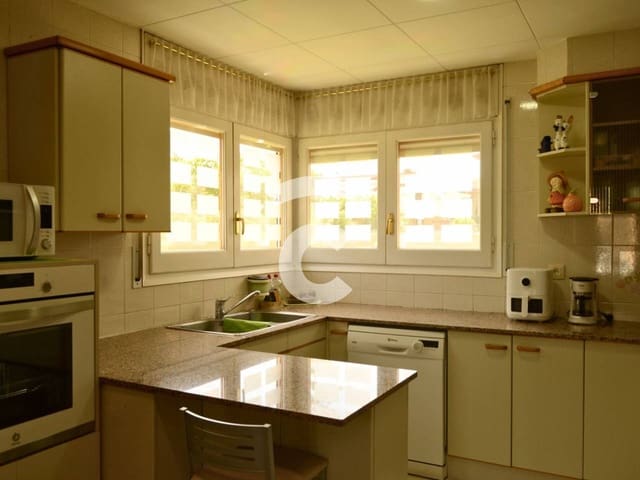 3 soveværelse Villa til salg i Ripoll med garage - € 410.000 (Ref: 9331148)