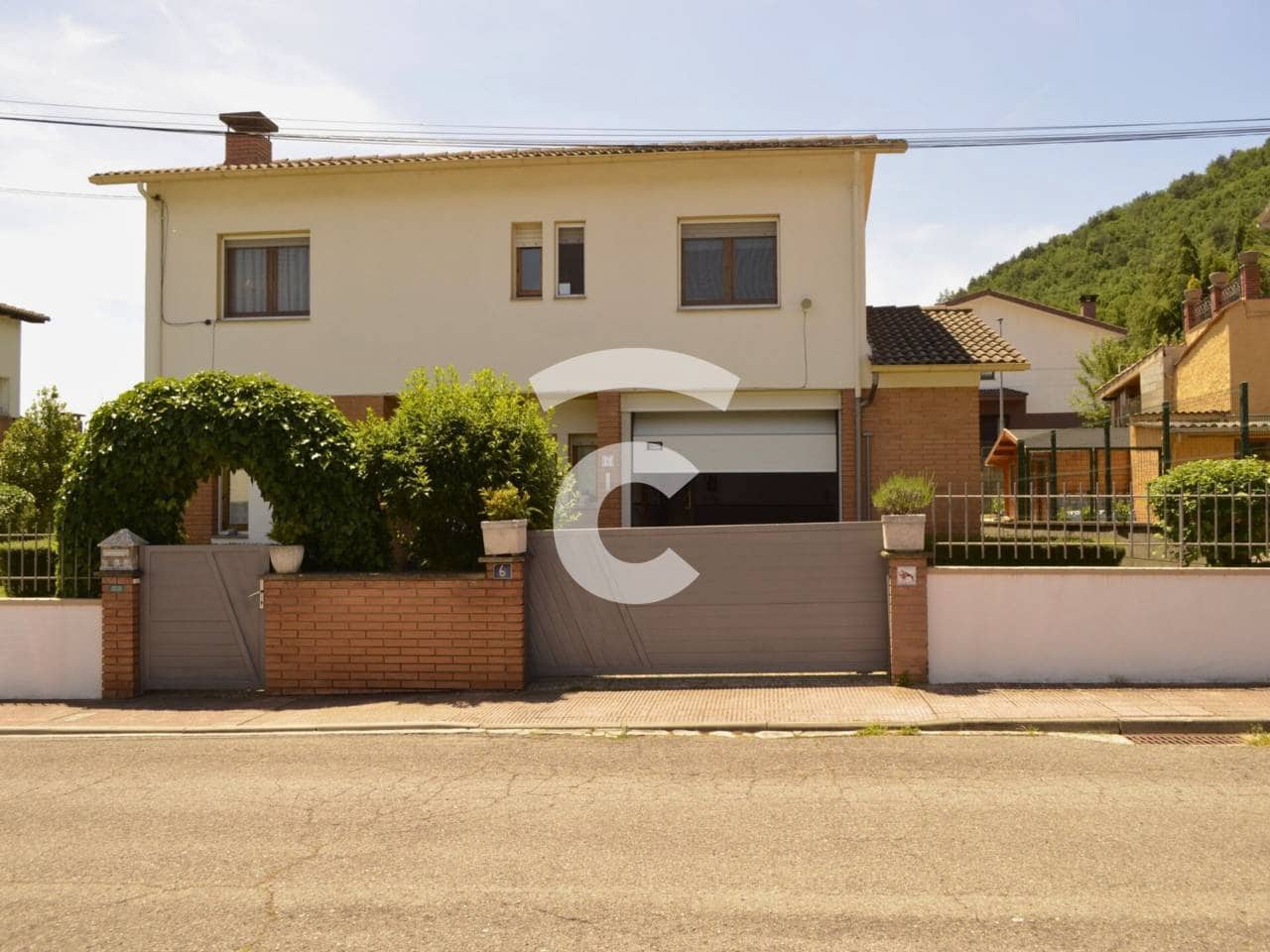 3 soveværelse Villa til salg i Ripoll med garage - € 410.000 (Ref: 9331148)