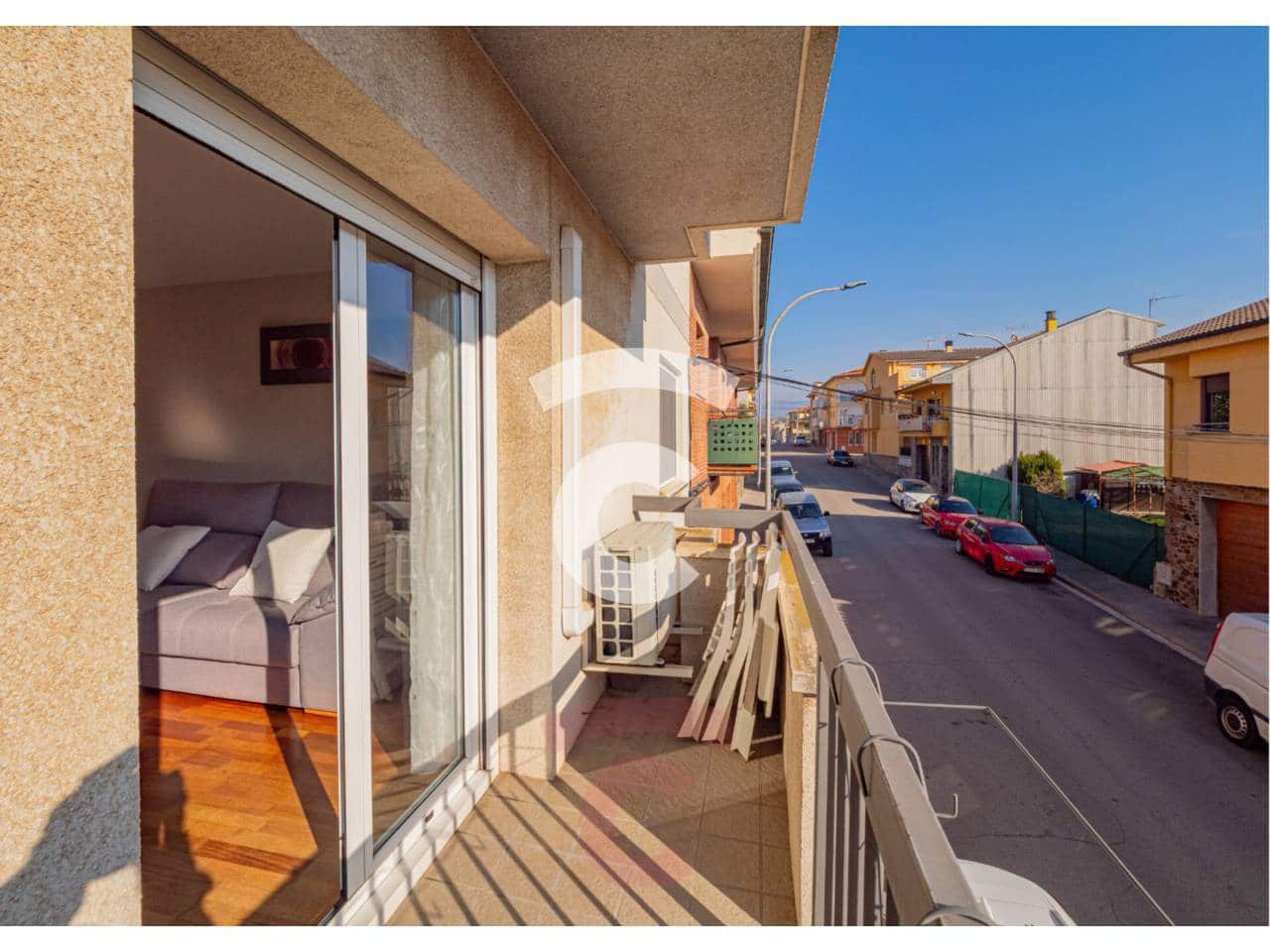 3 bedroom Flat for sale in Manlleu with garage - € 170,000 (Ref: 9448735)