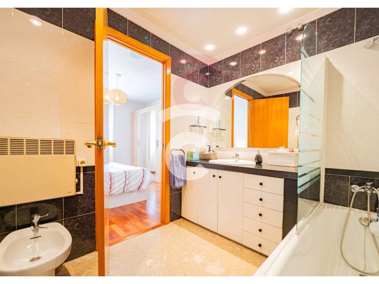 3 bedroom Flat for sale in Manlleu with garage - € 170,000 (Ref: 9448735)