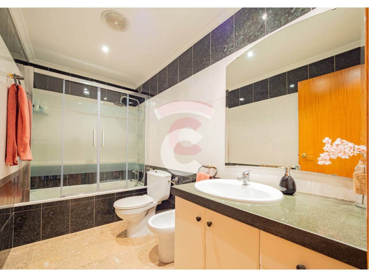 3 bedroom Flat for sale in Manlleu with garage - € 170,000 (Ref: 9448735)