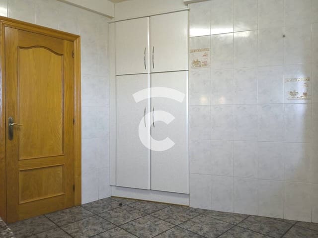 Piso de 4 habitaciones en Torelló en venta - 165.000 € (Ref: 9805921)