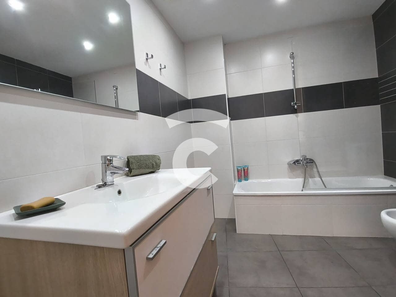 3 bedroom Flat for sale in Manlleu with garage - € 197,000 (Ref: 9861426)