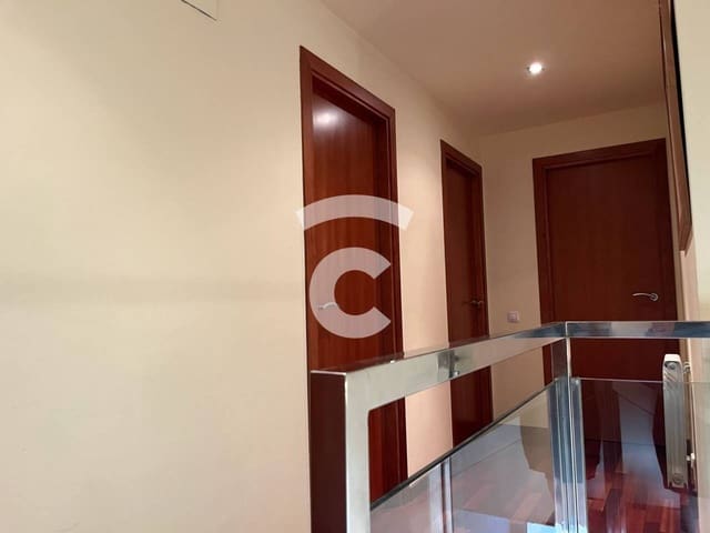 4 bedroom Flat for rent in Vic with garage - € 1,300 (Ref: 9912389)