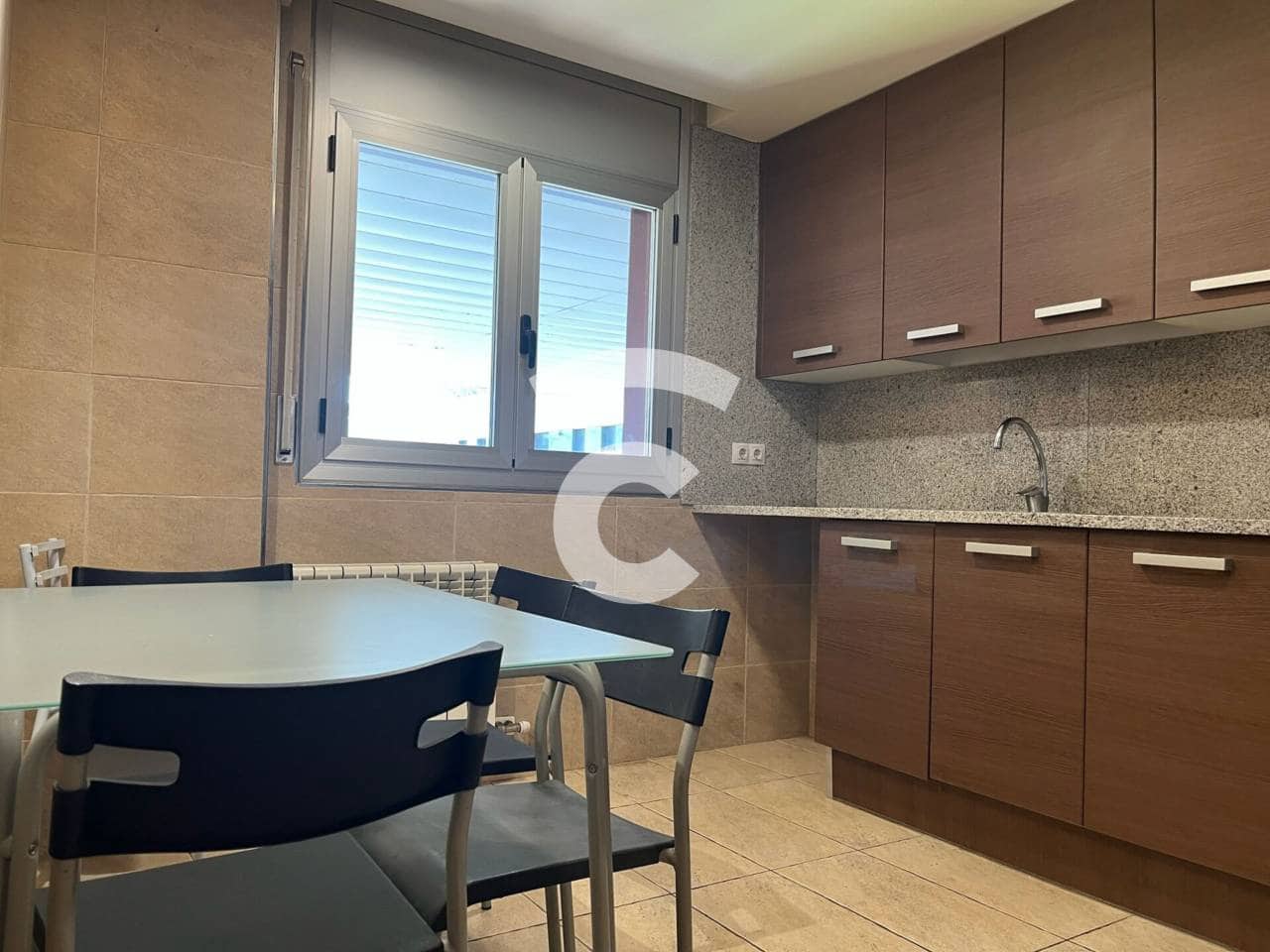 4 bedroom Flat for rent in Vic with garage - € 1,300 (Ref: 9912389)