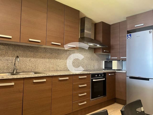 4 bedroom Flat for rent in Vic with garage - € 1,300 (Ref: 9912389)