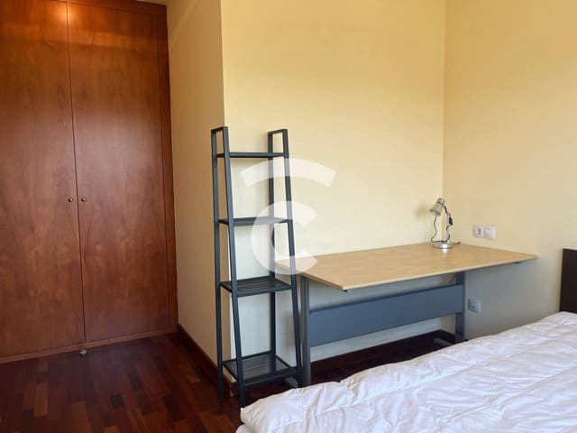 4 bedroom Flat for rent in Vic with garage - € 1,300 (Ref: 9912389)