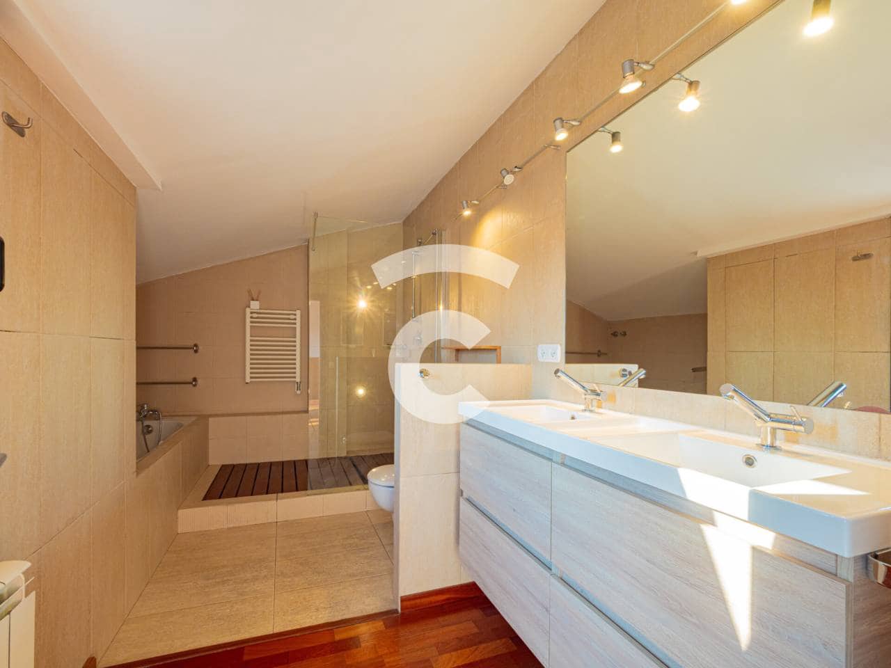 Piso de 4 habitaciones en Vic en venta con piscina garaje - 595.000 € (Ref: 9958985)