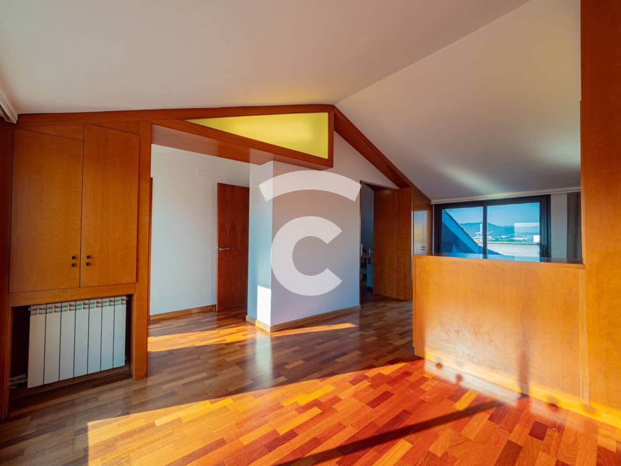 Piso de 4 habitaciones en Vic en venta con piscina garaje - 595.000 € (Ref: 9958985)