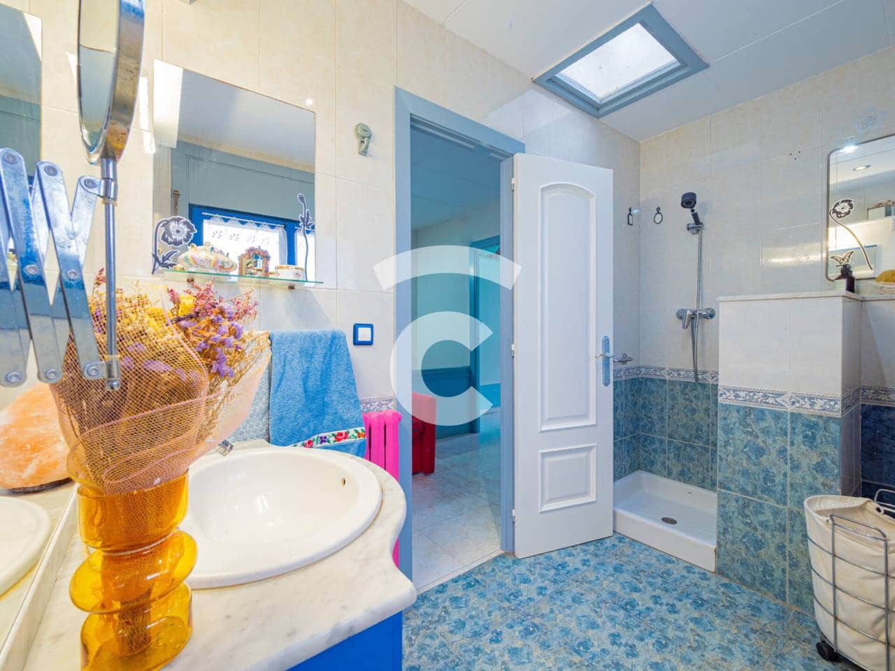 4 chambre Maison de Ville à vendre à Roda de Ter avec garage - 265 000 € (Ref: 9990125)