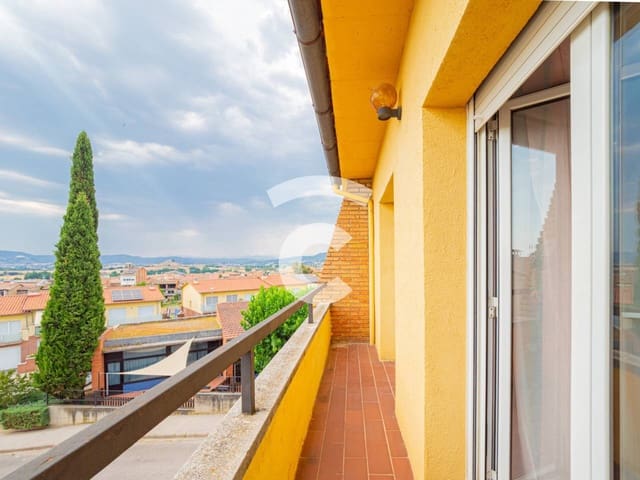 4 chambre Maison de Ville à vendre à Roda de Ter avec garage - 265 000 € (Ref: 9990125)