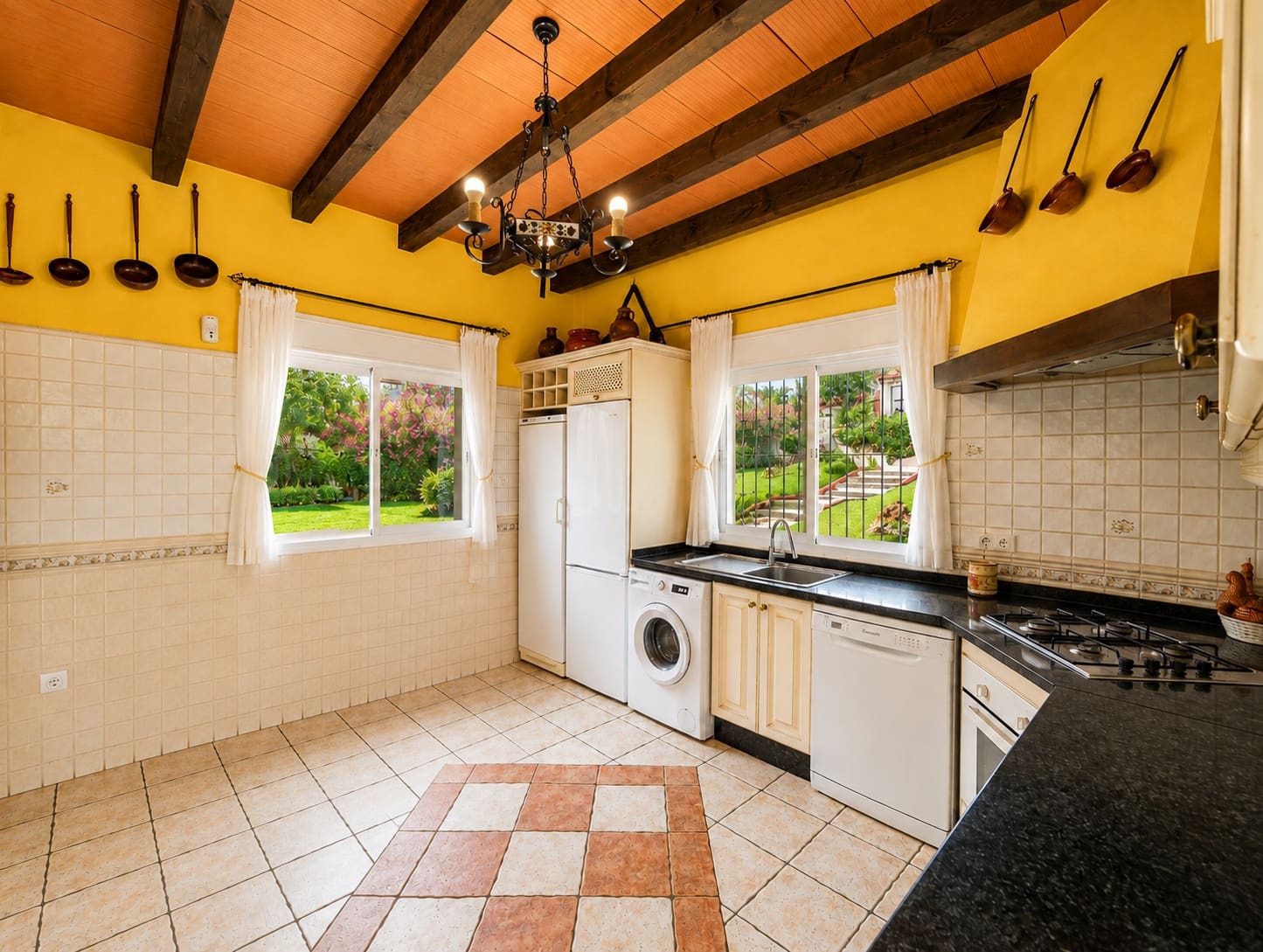 6 slaapkamer Finca/Landhuis te koop in Estepona met garage - € 1.850.000 (Ref: 10025989)