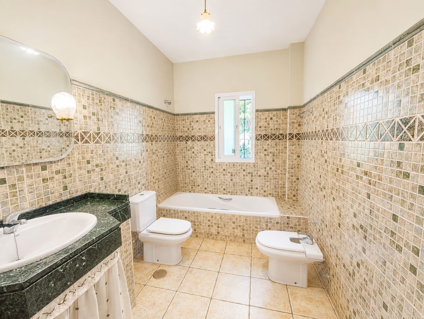 6 slaapkamer Finca/Landhuis te koop in Estepona met garage - € 1.850.000 (Ref: 10025989)