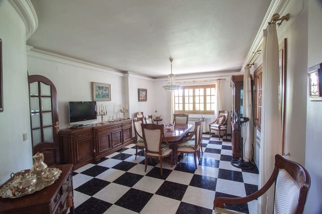 Chalet de 4 habitaciones en Manilva en venta con piscina garaje - 795.000 € (Ref: 6221583)